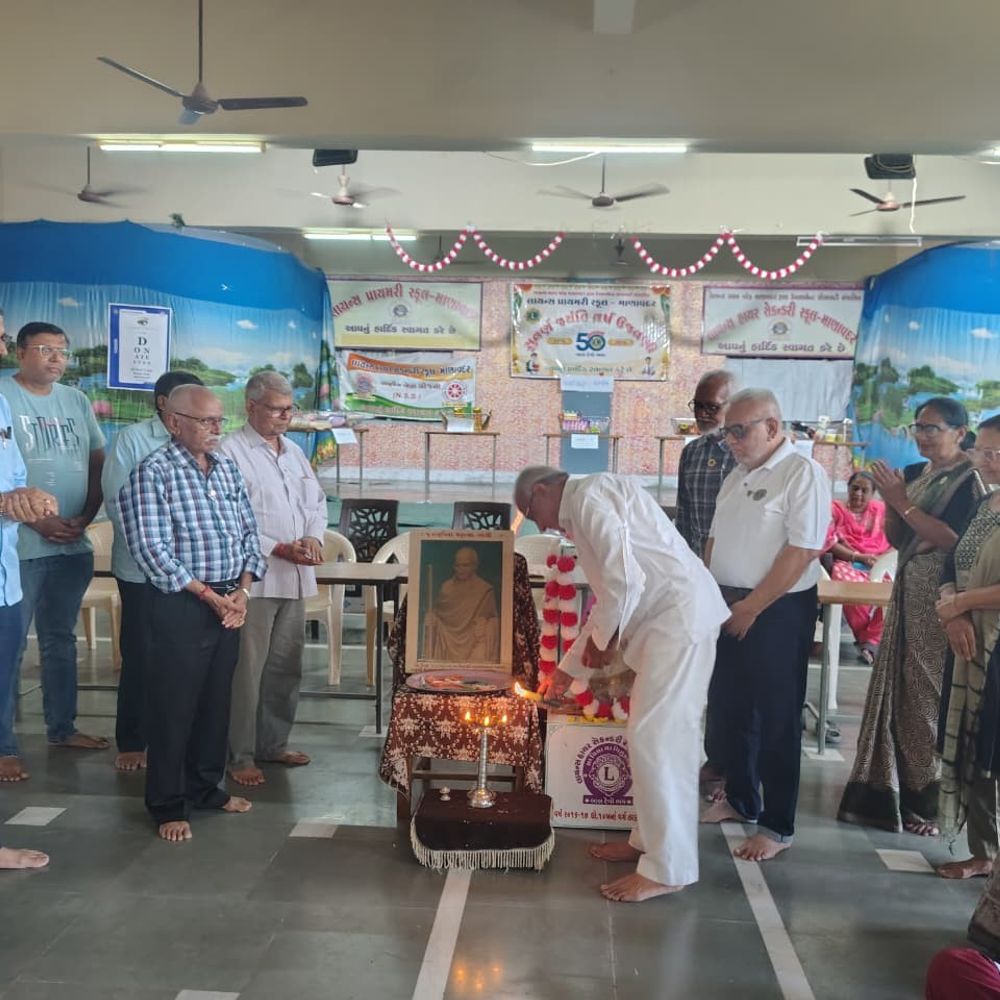 માણાવદરમાં લાયન્સ ક્લબે 'ગાંધી હાટ'ના રજત જયંતી વર્ષનું ઉદ્ઘાટન કર્યું:ખાદીની ખરીદી પર ગ્રાહકોને કુલ ૩૫ ટકા ડિસ્કાઉન્ટ મળશે