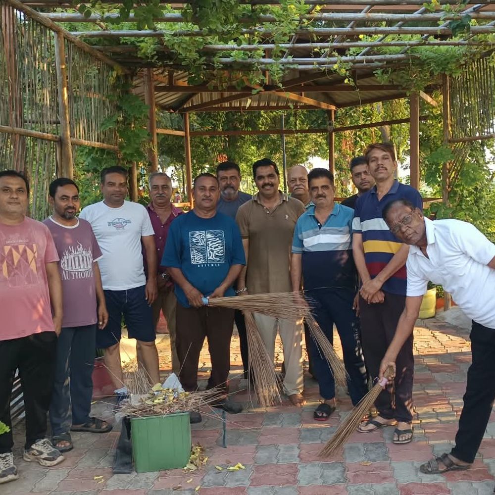 વઢવાણના દાજીરાજ પાર્કમાં શિવ શક્તિ યોગા ગ્રુપે સફાઈ અભિયાન કર્યું:ગાંધી જયંતિ નિમિત્તે શહેરીજનોને સ્વચ્છતાનો સંદેશ આપ્યો