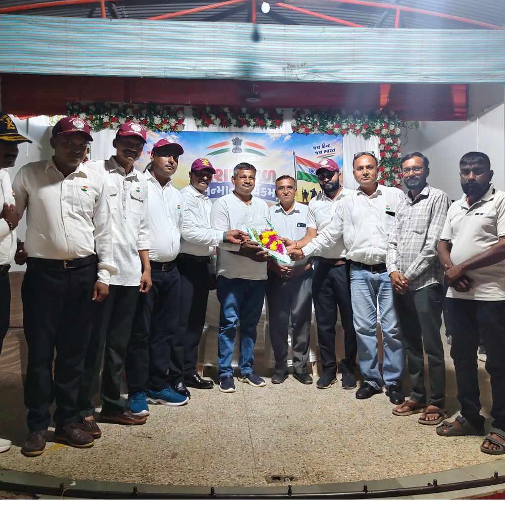 બોટાદમાં આદર્શ સ્કૂલ ખાતે સશસ્ત્ર દળ સન્માન કાર્યક્રમ:એક્સ આર્મી મેન વિજયભાઈ સાગઠીયા અને તેમની ટીમનું સન્માન કરાયું