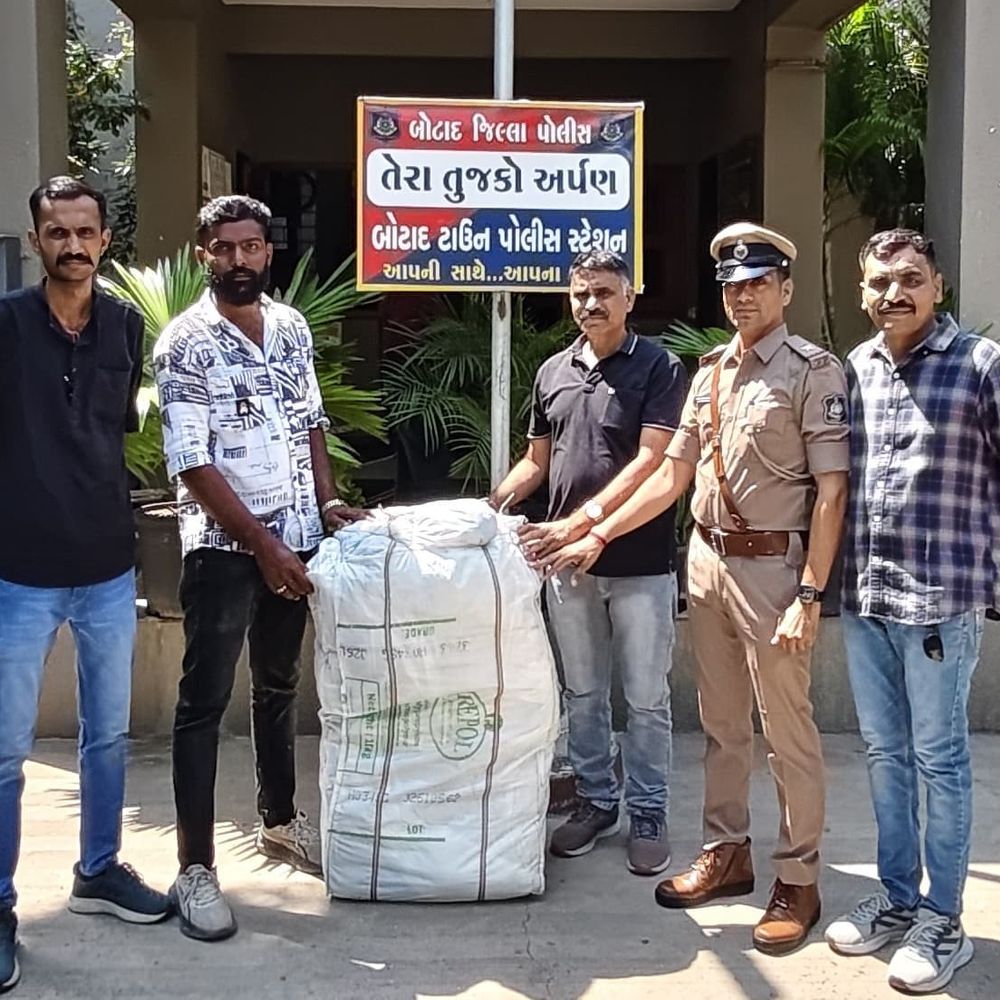 બોટાદ પોલીસે 60,000 રૂપિયાનું ગુમ થયેલ સાડીનું પાર્સલ શોધી કાઢ્યું:છકડો રિક્ષામાંથી પડી ગયું હતું, અરજદારને પરત મળ્યું