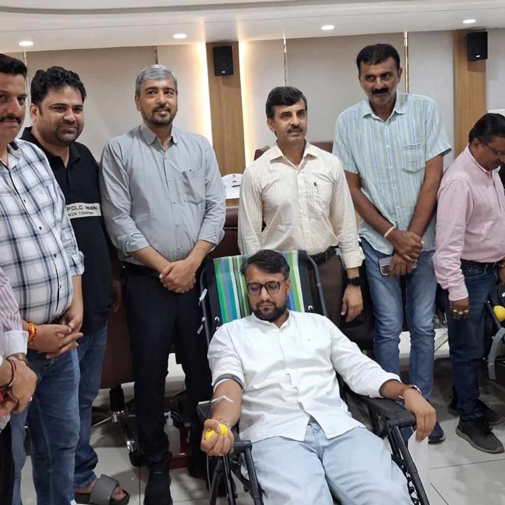 હિંમતનગરમાં કર્મચારીઓએ 80 બોટલ રક્તદાન કર્યું:રાષ્ટ્રીય રક્તદાન દિવસે 'સેવા મેરા યોગદાન' અંતર્ગત બે કેમ્પમાં 130 યુનિટ રક્ત એકત્ર થયું