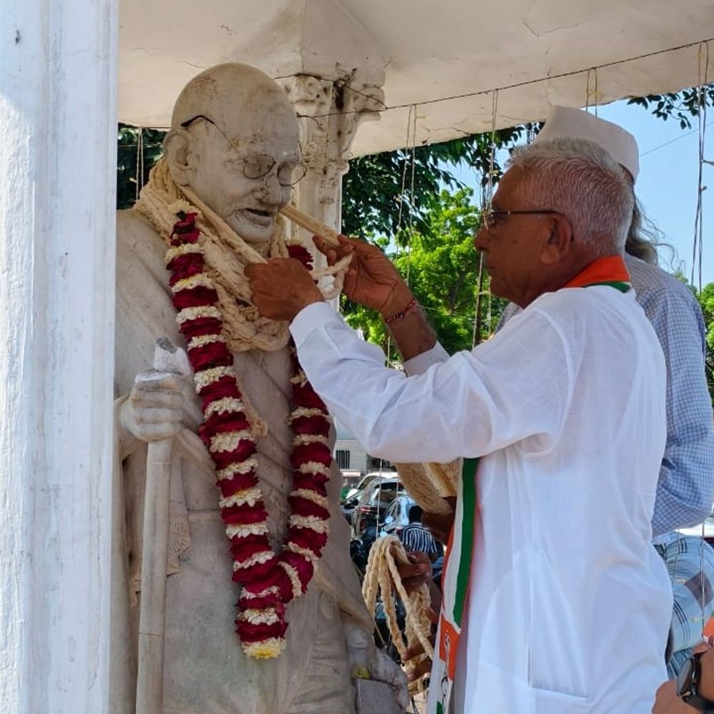 કચ્છ કોંગ્રેસે ગાંધી-શાસ્ત્રી જયંતિએ મહાપુરુષોને શ્રદ્ધાંજલિ આપી:ભુજમાં સત્ય, અહિંસા અને ખેડૂત હિતનો સંદેશ ગુંજ્યો, વ્યાખ્યાન પણ યોજાયું