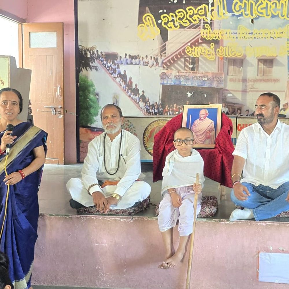 વી.એસ. શાહ શાળામાં ગાંધી જયંતી ઉજવાઈ:ક્રિસ્ટલ સાયન્સ સ્કૂલ, સિનિયર સિટીઝન યોગ ગ્રુપ અને બી.એડ. તાલીમાર્થીઓ હાજર રહ્યા