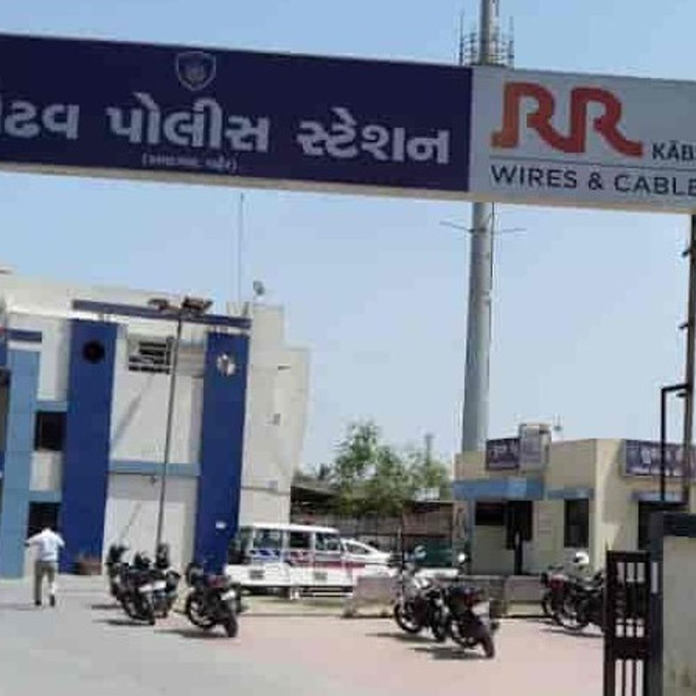 સગીરને ​રૂ.500ની લાલચ આપી ઘરમાંથી 1.98 લાખના દાગીના ચોરાવ્યા:ઓઢવમાં પડોશણની શરમજનક કરતૂત, પિતાએ તિજોરી ખોલતાં ભાંડો ફૂટ્યો, પુત્રે રડતા રડતા કહ્યું