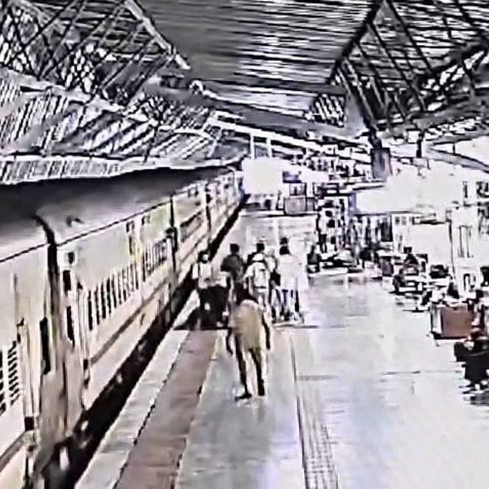 RPF જવાને મુસાફરનો જીવ બચાવ્યો:CCTV: જામનગર રેલવે સ્ટેશન પર ચાલુ ટ્રેનમાં ચડવા જતા વૃધ્ધ ફસાતા બહાર કાઢવામાં આવ્યા