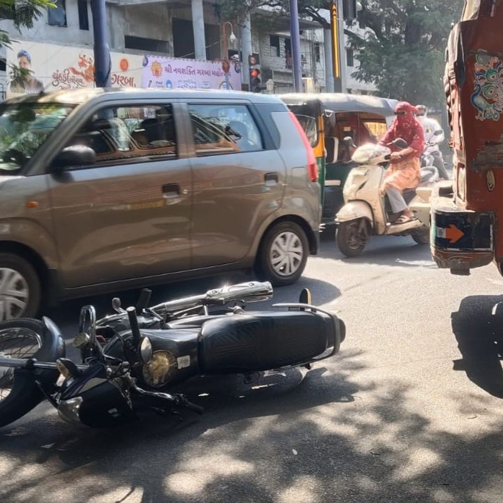 વડોદરાના જેલ રોડ પર ટેન્કરે દંપતીને અડફેટે લીધું:પત્નીના પગ પરથી ફરી વળ્યું વ્હીલ, બંને ઇજાગ્રસ્ત, ટેન્કર ચાલકની પોલીસે અટકાયત કરી