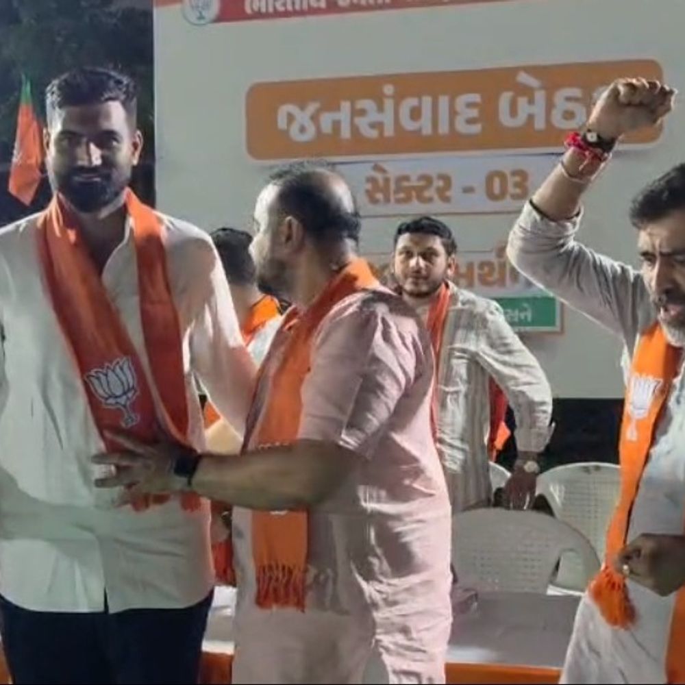 આપના નેતાઓ સભા સંબોધતા રહ્યા'ને ભાજપે ખેલ પાડી દીધો:ગાંધીનગર મનપાની ચૂંટણી પહેલા આપના 100 કાર્યકર્તાઓએ કેસરિયા કર્યા