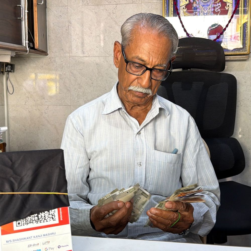 UPI પેમેન્ટ પર MDR ટેક્સનો વિરોધ: જામનગરમાં વેપારીઓએ QR કોડ પર કાળું કપડું બાંધ્યું
