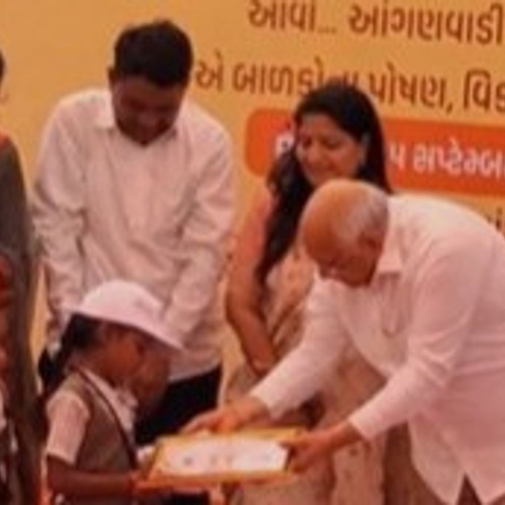પોષણ અને સ્વચ્છતા ક્ષેત્રે બાળકોનું સન્માન:મુખ્યમંત્રી અને અમદાવાદ મેયરના વરદ હસ્તે શ્રદ્ધા અને ખેવનાને પુરસ્કૃત કરાયા