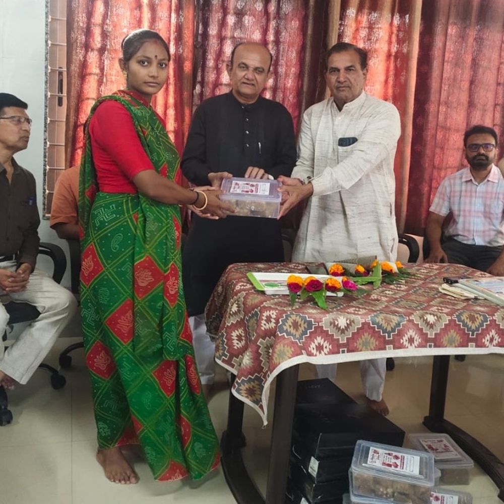 વિધવા અને જરૂરિયાતમંદ મહિલાઓને તાલીમ:સુરેન્દ્રનગરના નિર્ધાર ટ્રસ્ટે સીવણ, બ્યુટી પાર્લર, કમ્પ્યુટર તાલીમ આપી, પ્રમાણપત્ર અપાયા
