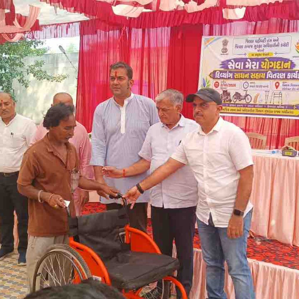 મોરબીમાં સમાજ સુરક્ષા કચેરી દ્વારા દિવ્યાંગજનોને 139 સાધનો અપાયા:વિકાસ વિદ્યાલય ખાતે સાંસદ અને ધારાસભ્યની હાજરીમાં કાર્યક્રમ યોજાયો