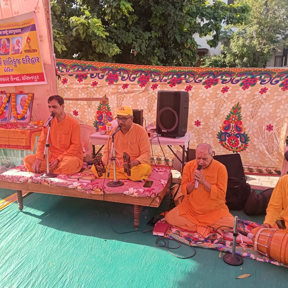 ઇસનપુરમાં ગાયત્રી સંસ્કાર કેન્દ્ર દ્વારા સામૂહિક શ્રાદ્ધ તર્પણ:પૂર્વજોની આત્માની શાંતિ માટે વિના મૂલ્યે કરાયું આયોજન, અનેક રહીશોએ લીધો લાભ
