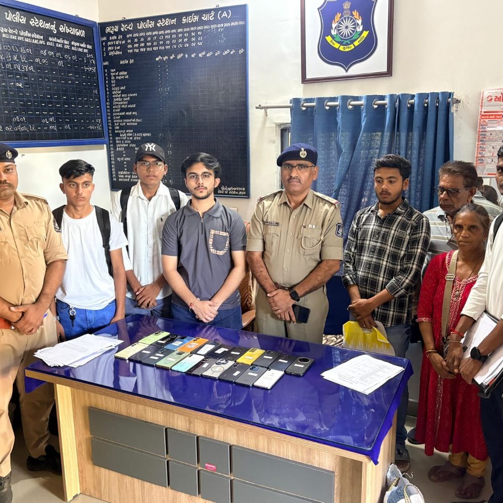 ભરૂચ GRPએ CEIR પોર્ટલથી ગુમ થયેલા 17 મોબાઈલ શોધી કાઢ્યા:રૂ.3.09 લાખના ફોન મૂળ માલિકોને પરત કર્યા, ગાંધી જયંતિએ યોજાયો કાર્યક્રમ