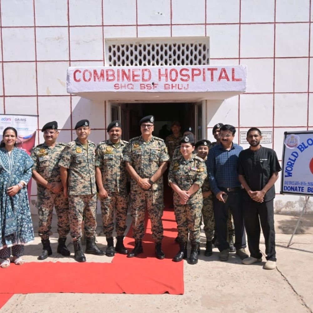 BSF ભુજના 58 જવાનો-અધિકારીઓએ રક્તદાન કર્યું:રાષ્ટ્રીય સ્વૈચ્છિક રક્તદાન દિવસ નિમિત્તે માનવતાની સેવા કરી