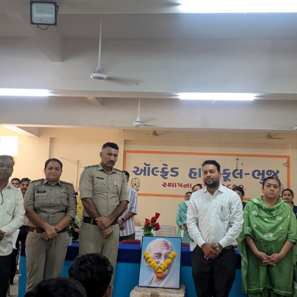 ભુજની ઓલ્ફ્રેડ હાઇસ્કૂલમાં ટ્રાફિક જાગૃતિ સેમિનાર:વિદ્યાર્થીઓને હેલ્મેટ, સીટબેલ્ટ અને મોબાઈલના ઉપયોગ અંગે જાગૃત કરાયા