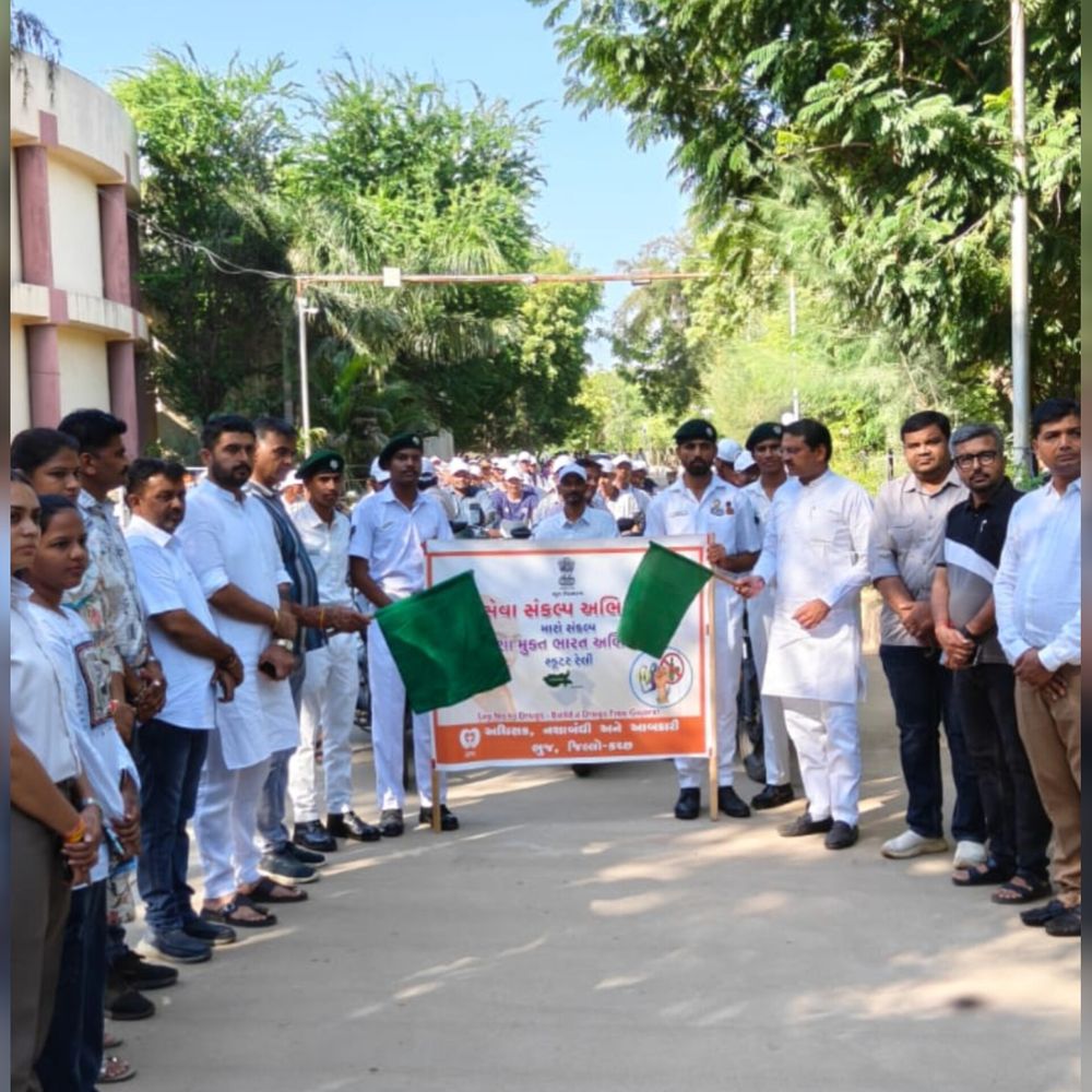 ભુજમાં નશામુક્ત ભારત માટે બાઈક રેલી:સાંસદ વિનોદ ચાવડાએ લીલીઝંડી આપી, મોટી સંખ્યામાં યુવાનો જોડાયા