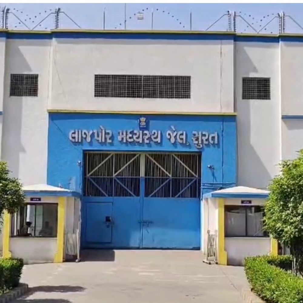સુરતની લાજપોર જેલમાં વિજિલન્સના દરોડા, 14 મોબાઈલ મળ્યા:જેલના બાથરૂમ, વોશ બેસીન અને કેદીઓના ખિસ્સામાંથી ફોન મળ્યા, કુખ્યાત આરોપીઓ જેલમાં બેસીને જ ગેંગ ઓપરેટ કરતા હોવાની ચર્ચા