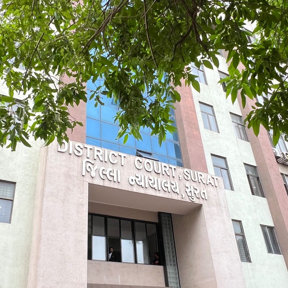 6 વર્ષની પૌત્રી સાથે દુષ્કર્મ કરનાર દાદાને આજીવન કેદ:વડોદરાની યુવતીને મુંબઈમાં ગોંધી રાખી ડ્રગ્સ-દારૂ પીવડાવી ગેંગરેપ, સગર્ભા મહિલા પર બળાત્કારની કલમો ઉમેરાઈ