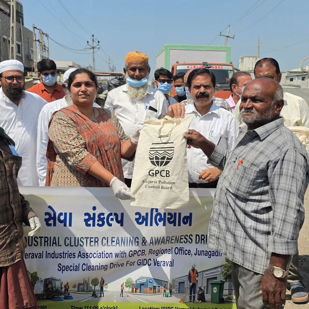 વેરાવળ GIDCમાં સફાઈ અભિયાન: 500 કિલોથી વધુ પ્લાસ્ટિક કચરો એકત્રિત:સિમેન્ટ ઉદ્યોગમાં નિકાલ કરાશે, GPCB, VIA અને નગરપાલિકાની સંયુક્ત પહેલ