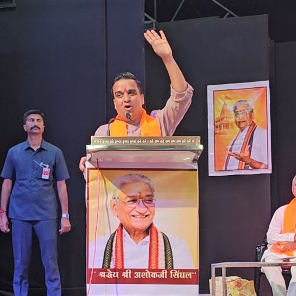 સુરતમાં VHPના કાર્યક્રમમાં Dy CMનું મોટું નિવેદન:હર્ષ સંઘવીએ ગૌમાતાને 'રાષ્ટ્રમાતા' જાહેર કરવા સિગ્નેચર કરી સમર્થન આપ્યું; કહ્યું- 'ગૌહત્યારાઓ સામે 7 વર્ષથી આજીવન કેદની સજા કરાવી છે'