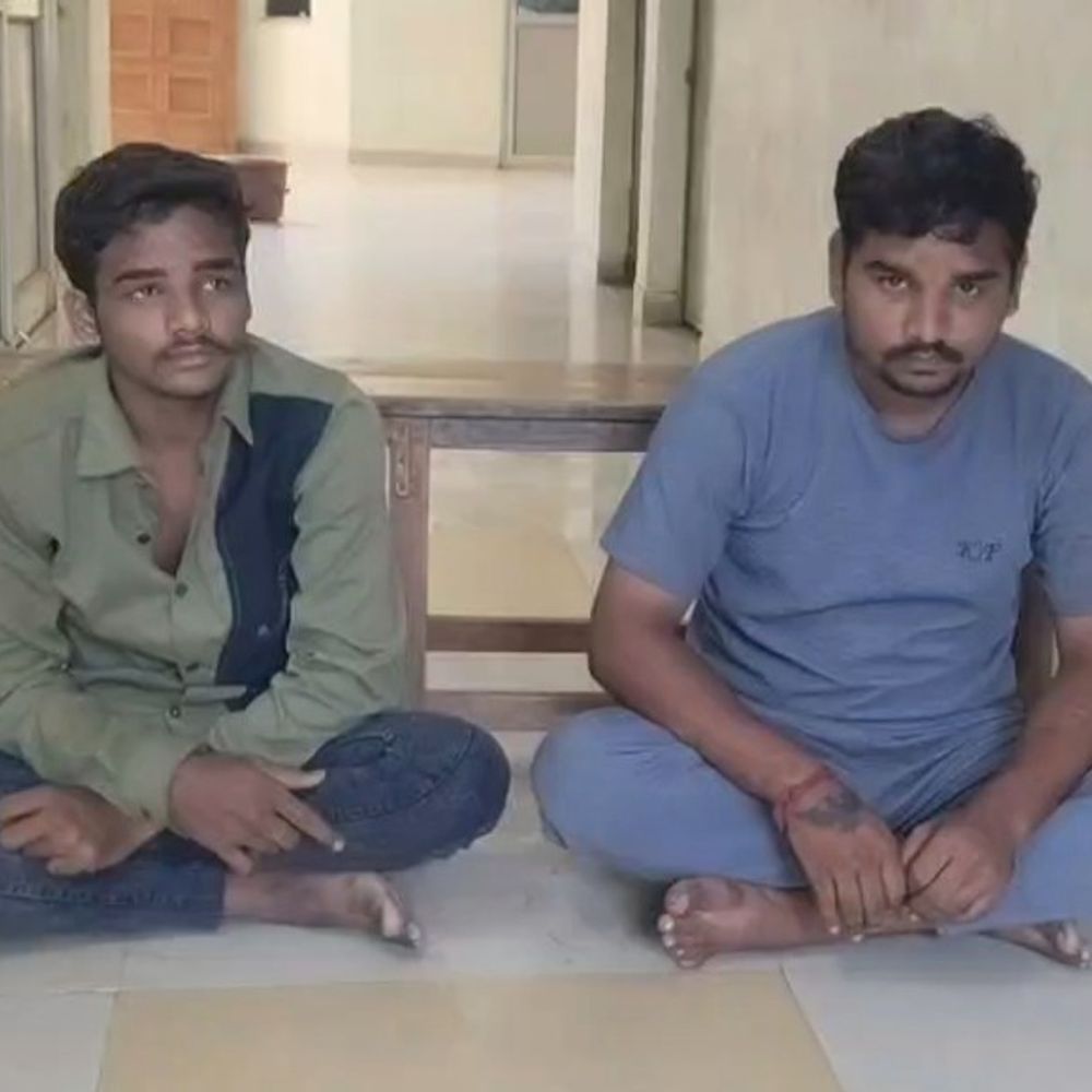 પોલીસની હાજરીમાં પથ્થરમારો:મહિલા કોન્સ્ટેબલ અને જનરક્ષક વાનના ડ્રાઈવર ઈજાગ્રસ્ત, બે શખસોને દબોચ્યા
