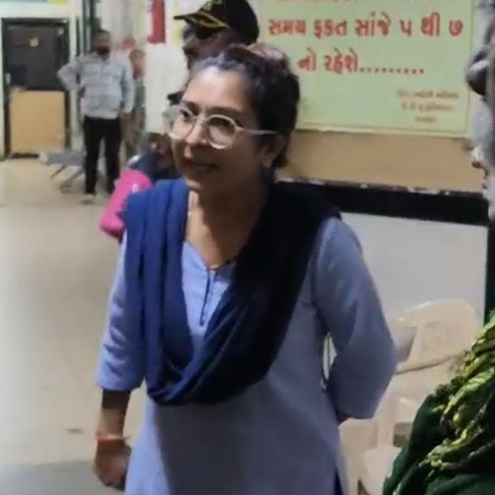 રાજકોટની સિવિલ હોસ્પિટલ ફરી વિવાદમાં:સિક્યુરિટી અને દર્દીના સગા વચ્ચે બોલાચાલી થયાનો વિડીયો વાયરલ, સિક્યુરિટી કર્મચારીએ પાસ ફાડયાનો આરોપ લાગતા અધિક્ષકે તપાસના આદેશો આપ્યા