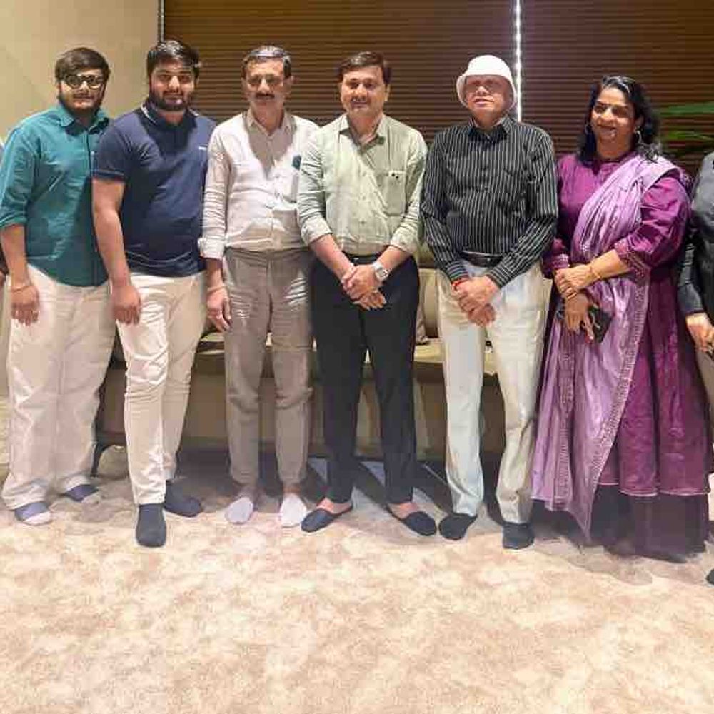 નિવૃત્ત ન્યાયાધીશ અંબાલાલ પટેલે બ્લુઝોન ફેક્ટરીની મુલાકાત લીધી:ગુજરાત સરકારના Director of Prosecution પણ છે, સિરામિક ઉદ્યોગની જાણકારી મેળવી
