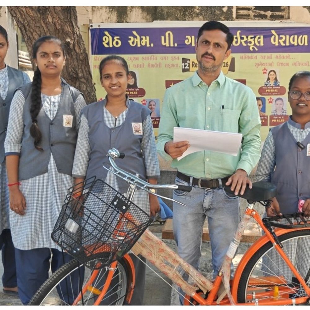 વેરાવળની ગર્લ્સ હાઇસ્કૂલમાં 81 વિદ્યાર્થીનીઓને સાયકલ અપાઈ:સરસ્વતી સાધન સહાય યોજના હેઠળ અપાઈ સાયકલ, શાળાએ આવવું સરળ બનશે