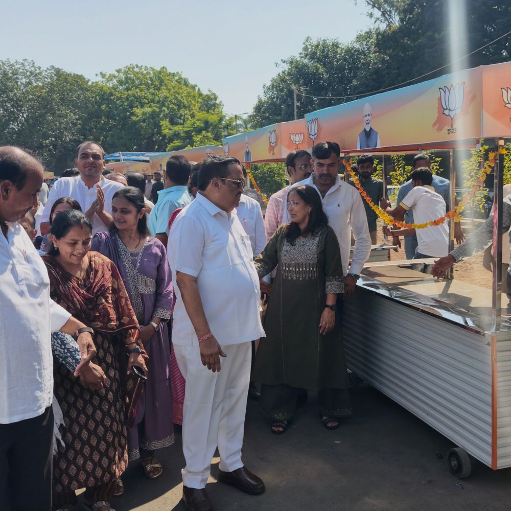 નવસારીમાં લુન્સીકુઈ ચોપાટીના લારીધારકોને 45 નવી લારી મળી:યુનિફોર્મ સ્ટ્રીટ ફૂડ વેન્ડર ઝુંબેશ હેઠળ કુલ 70 વેપારીને લાભ