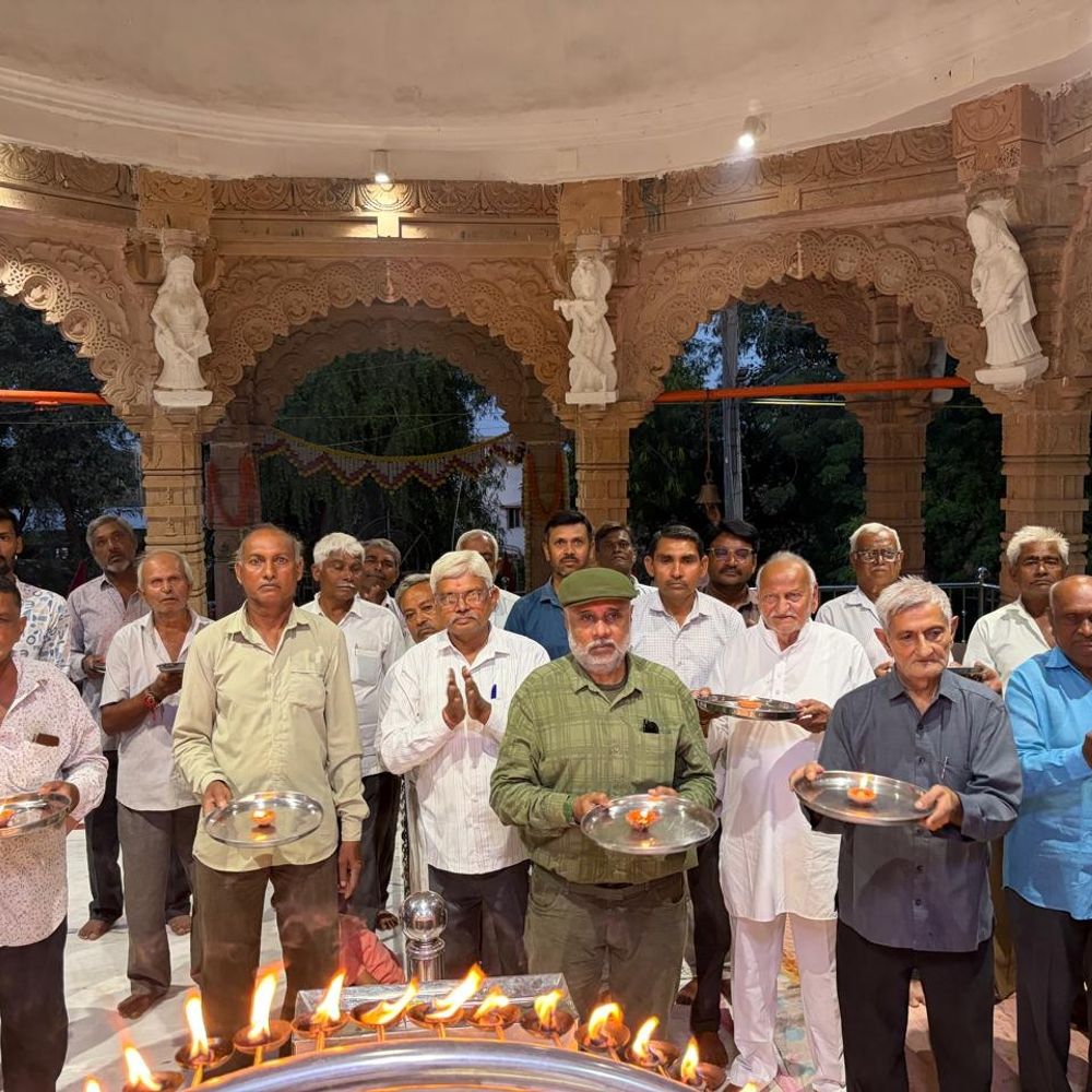 પાયલોટ સ્મિત મચ્છરે 174 પ્રવાસીઓના જીવ બચાવ્યા:વઢવાણમાં તેમના દીર્ઘાયુ અને ઝડપી સ્વસ્થતા માટે પ્રાર્થના, સતવારા સમાજે આરતી યોજી