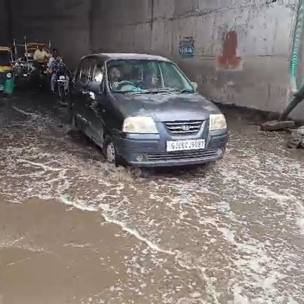 બોટાદમાં વરસાદ વગર રેલવે અંડરબ્રિજમાં પાણી ભરાયું:ગોઠણસમા પાણીથી વાહનચાલકો પરેશાન, કાયમી ઉકેલની માંગ