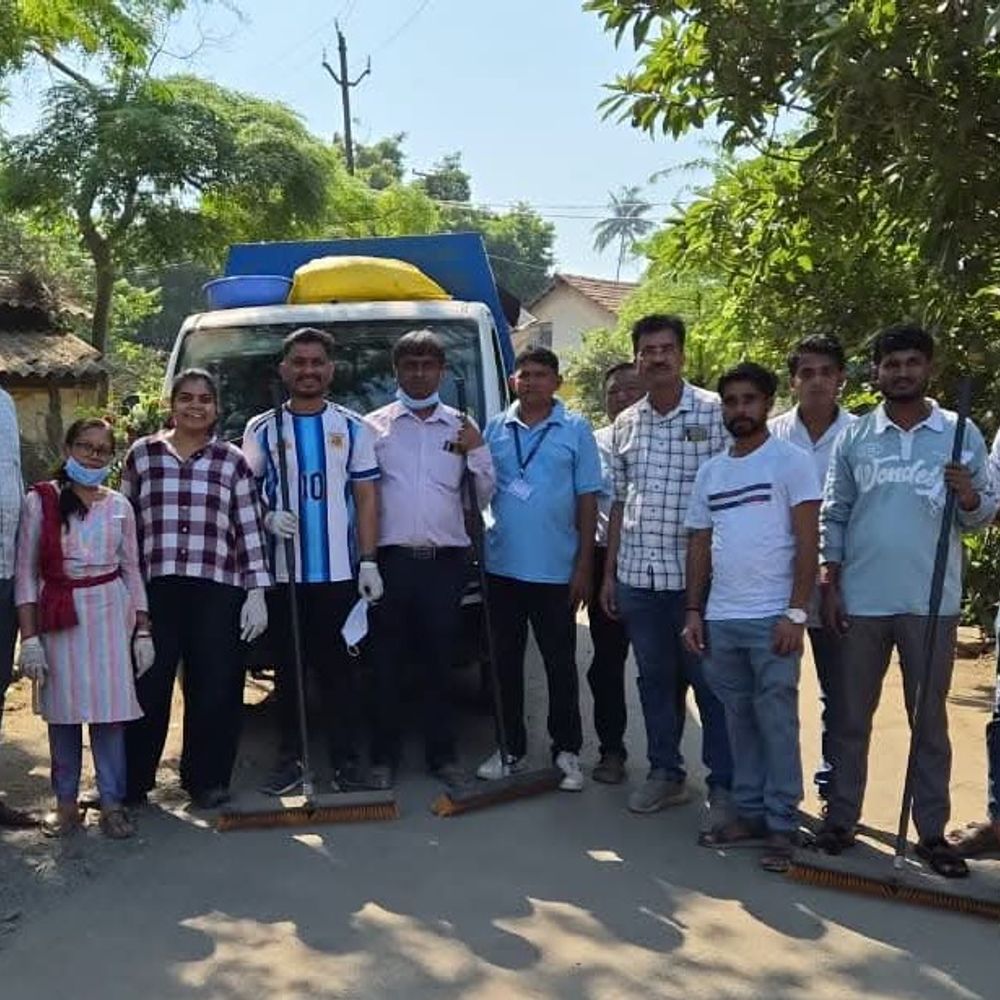 વલસાડમાં માહિતી વિભાગે ઝાડુ ઉપાડી સ્વચ્છતાનો સંદેશ આપ્યો:જળદેવી મંદિરથી આંધિયાવાડ સુધી સફાઈ કરી, શહીદ ચોકના લારી-ગલ્લાવાળાઓને સ્વચ્છતા જાળવવા સમજાવ્યા