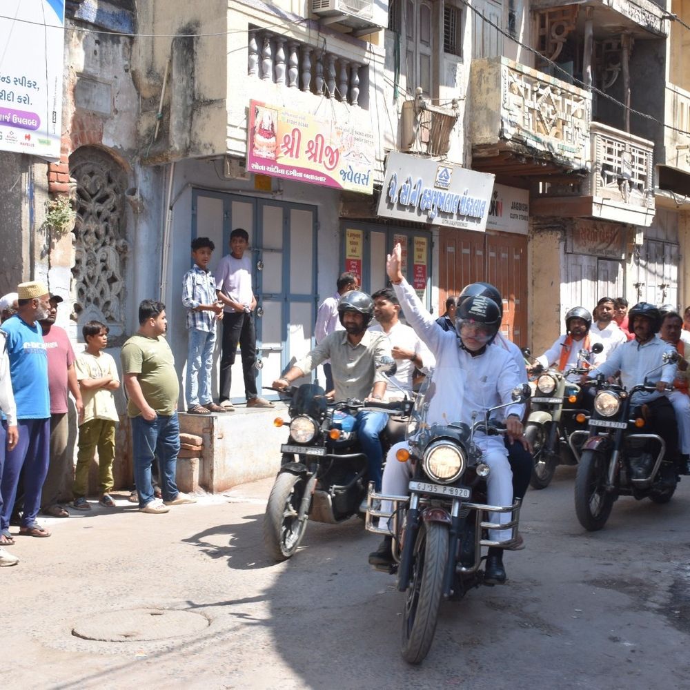 લુણાવાડામાં 'સેવા સંકલ્પ યાત્રા'નું સ્વાગત:કાશીથી વડનગર નીકળેલી યાત્રામાં યુવાનો અને ભાજપના આગેવાનો જોડાયા, વિશ્વકર્મા બાઈકરેલીમાં જોડાયા