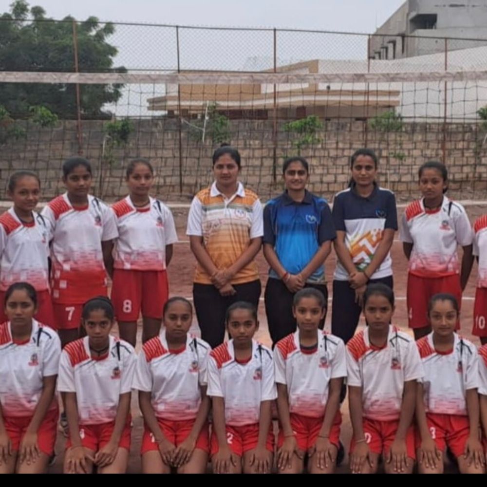 બોટાદ DLSSની અંડર-14 બહેનોએ વોલીબોલમાં ગોલ્ડ મેડલ જીત્યો:મહેસાણામાં રાજ્ય કક્ષાની સ્પર્ધામાં શાળા અને જિલ્લાનું નામ રોશન કર્યું
