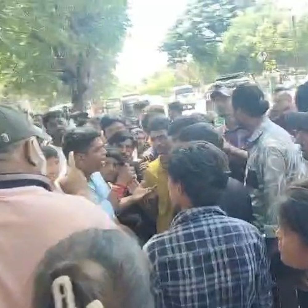 જામનગરમાં દબાણ હટાવવા ગયેલી ટીમ સાથે બોલાચાલી:સરૂસેકશન રોડ પર એસ્ટેટ શાખાએ દબાણ હટાવ્યા, પોલીસ બોલાવવી પડી