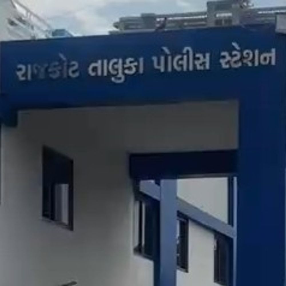 લગ્નના 23 વર્ષ બાદ પત્ની ભાગી જતા પતિનો આપઘાત:રાજકોટમાં હિરાઘસુ પ્રૌઢનો ગળાફાંસો ખાઈ આપઘાત, 22 વર્ષનો દિકરો શોકમાં