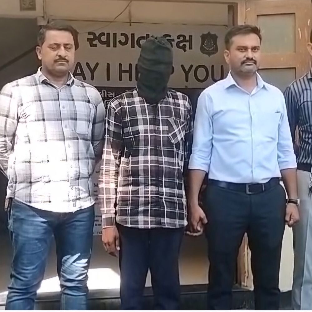 'કોઈને કહીશ તો મારી નાખીશ...', મોટાબાપુએ ભત્રીજી પર નજર બગાડી:રામોલમાં અશ્લીલ વીડિયો બતાવી 12 વર્ષની સગીરા સાથે દુષ્કર્મ, પોલીસે આરોપીને અંકલેશ્વરથી દબોચ્યો