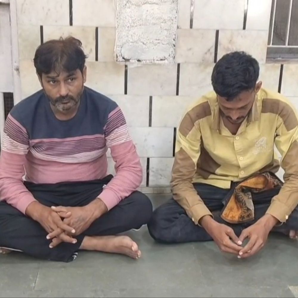 જશોનાથ ચોકથી વાસણઘાટ રોડ પર દારૂ-બિયરના જથ્થા રીક્ષા સાથે ઝડપાઈ:હાદાનગર અને વડવાના શખસો સુરતના શખસ પાસેથી દારૂ લઈ આવ્યા હતા
