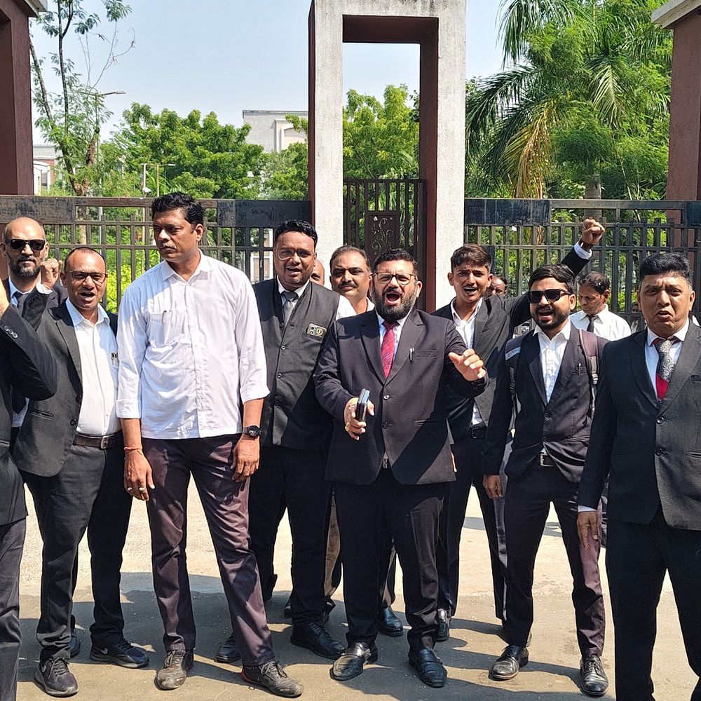 ગુજરાત ભાડા વિધેયકના વિરોધમાં રાજ્યભરના વકીલો અચોક્કસ મુદતની હડતાળ પર:વડોદરાના વકીલોએ કાળો કાયદો પાછો ખેંચોના સૂત્રોચ્ચાર કર્યા, પ્રમુખે કહ્યું: ધારાશાસ્ત્રીઓને ધારાસભ્યો કરતાં કાયદાનું જ્ઞાન વધુ છે. જેથી સરકાર કમિટીઓની વાત બાજુ પર મૂકી દે