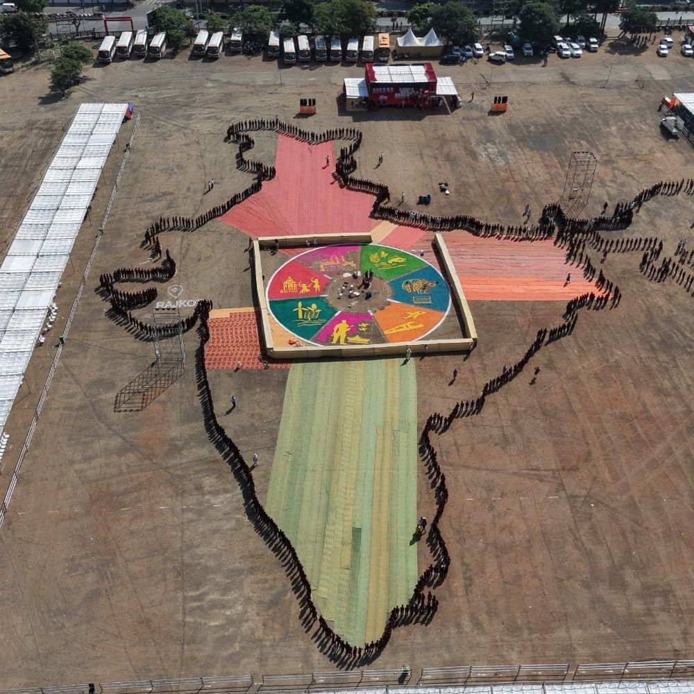 આવતીકાલે રાજકોટનાં રેસકોર્ષમાં ઇતિહાસ રચાશે:1500 છાત્રો 40,000 ચોરસ ફૂટમાં ભારતના નકશાની માનવસાંકળ અને 80 ફૂટ અનાજ-બાંધણીની પ્રાકૃતિક રંગોળી બનાવાશે, ફૂલ, માટી, રેતી, અનાજ-કઠોળ, પાંદડાની રંગોળી સ્પર્ધા યોજાશે