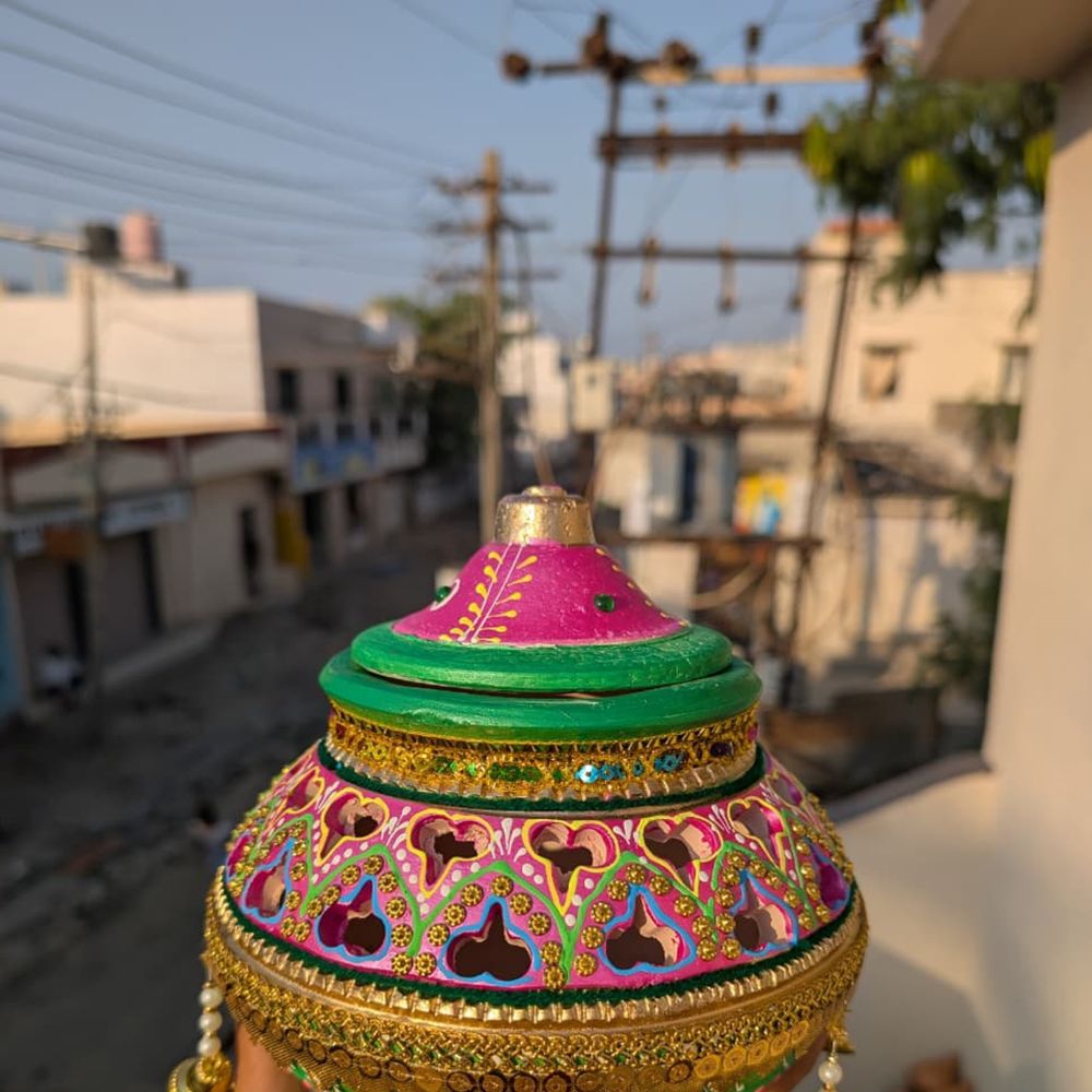 શહેરમાં ગરબાના શણગારમાં નવો ટ્રેન્ડ: લટકણ અને કચ્છી વર્કવાળા ગરબાની વધી રહી છે ડિમાન્ડ