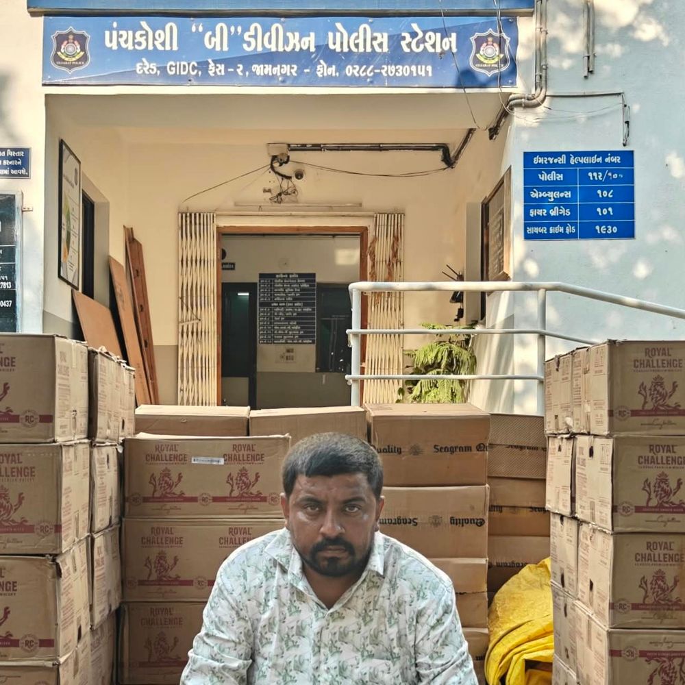 નાઘેડી GIDCમાં દારૂના કટિંગ વખતે SMCનો દરોડો:₹1.37 કરોડથી વધુના મુદ્દામાલ સાથે 2 બુટલેગર ઝડપાયા, 9 વોન્ટેડ