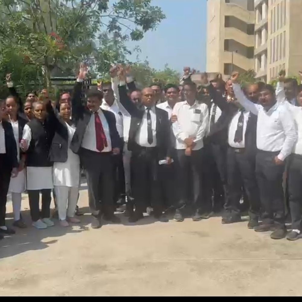મહીસાગરના વકીલોએ ગુજરાત ભાડા અધિનિયમ 2026 સામે હડતાલ પાડી:રેવન્યુ ડિપાર્ટમેન્ટને સોંપાતા ભ્રષ્ટાચાર વધવાની આશંકા, કામકાજ ઠપ