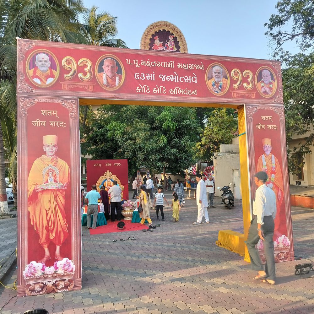 મહંત સ્વામી મહારાજની 93મી જન્મ જયંતી ઉજવાઈ:નવસારીના BAPS સ્વામિનારાયણ મંદિરમાં હજારો હરિભક્તોએ ગુરુ ભક્તિ અર્પણ કરી