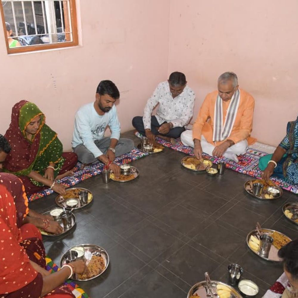 રાજ્યપાલ આચાર્ય દેવવ્રતજીએ ભોરારામાં અનુસૂચિત જાતિના ઘરે નાસ્તો કર્યો:બાળકોના શિક્ષણ, પ્રાકૃતિક ખેતી પર ભાર મૂક્યો અને લોકભવન આવવા આમંત્રણ આપ્યું