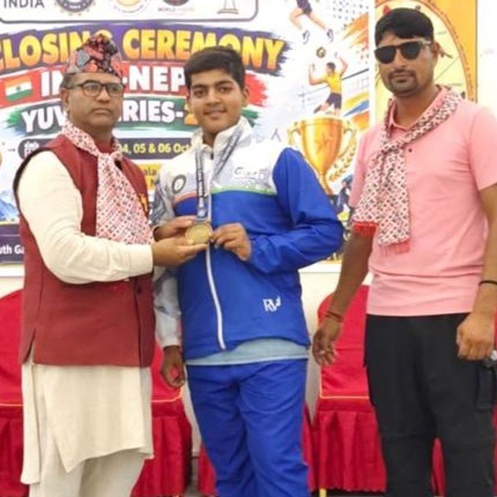 વલસાડના જિનેશ શર્માએ ઇન્ડો-નેપાળ બેડમિન્ટન ચેમ્પિયનશિપમાં ગોલ્ડ જીત્યો:બાઈ આવા બાઈ સ્કૂલમાં અભ્યાસ કરતા જિનેશે શહેરનું નામ રોશન કર્યું