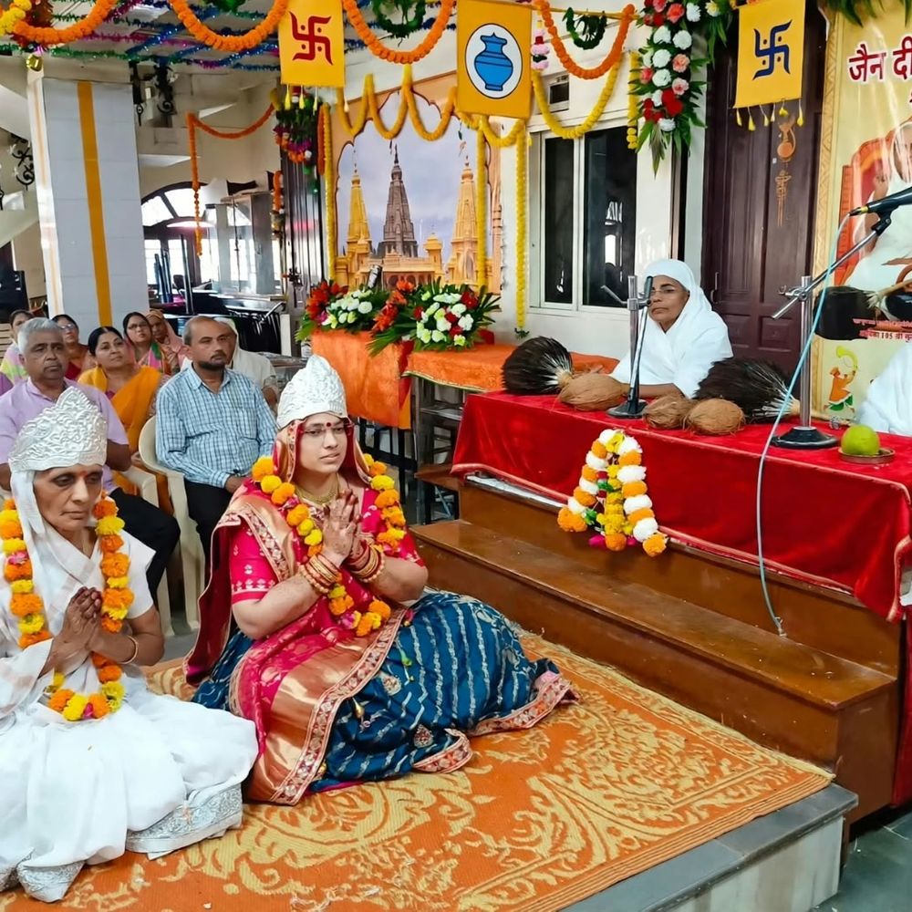 દીક્ષાર્થી બહેનોની અનુમોદનામાં ઉમટ્યો જૈન સમાજ‎:વિજયનગરમાં બે દીક્ષા પૂર્વે મંગલ ગોદ ભરાઈ મહોત્સવ