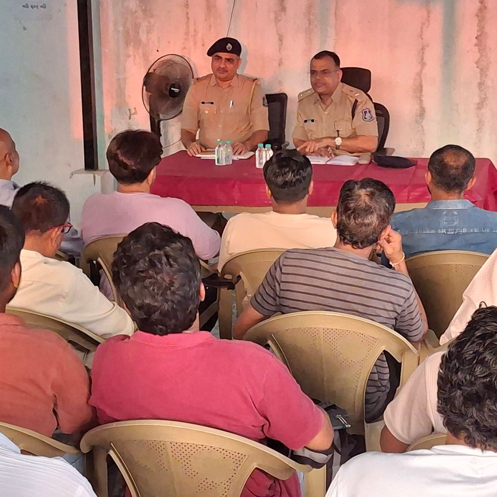 વલસાડમાં નવરાત્રી પહેલાં પોલીસની ગરબા આયોજકો સાથે બેઠક:CCTV, પાર્કિંગ, ફાયર NOC ફરજિયાત; ક્ષમતા મુજબ પાસ, SHE ટીમ કરશે ચેકિંગ