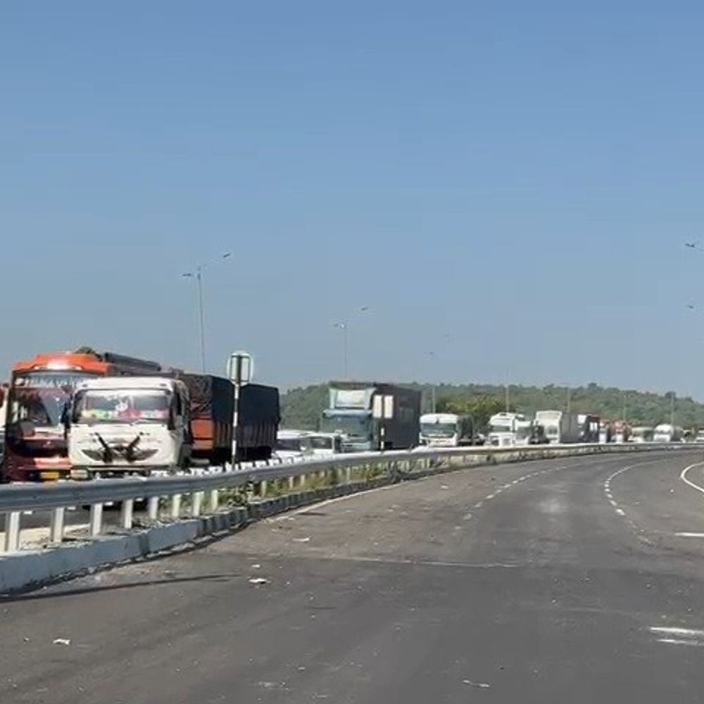 હિંમતનગર-અમદાવાદ હાઈવે પર 2 ઘટનાથી ટ્રાફિક જામ:રાયગઢ પાસે ટ્રક-લક્ઝરીનો અકસ્માત, સાબરડેરી ઓવરબ્રિજ રોડ કામગીરીથી બંધ
