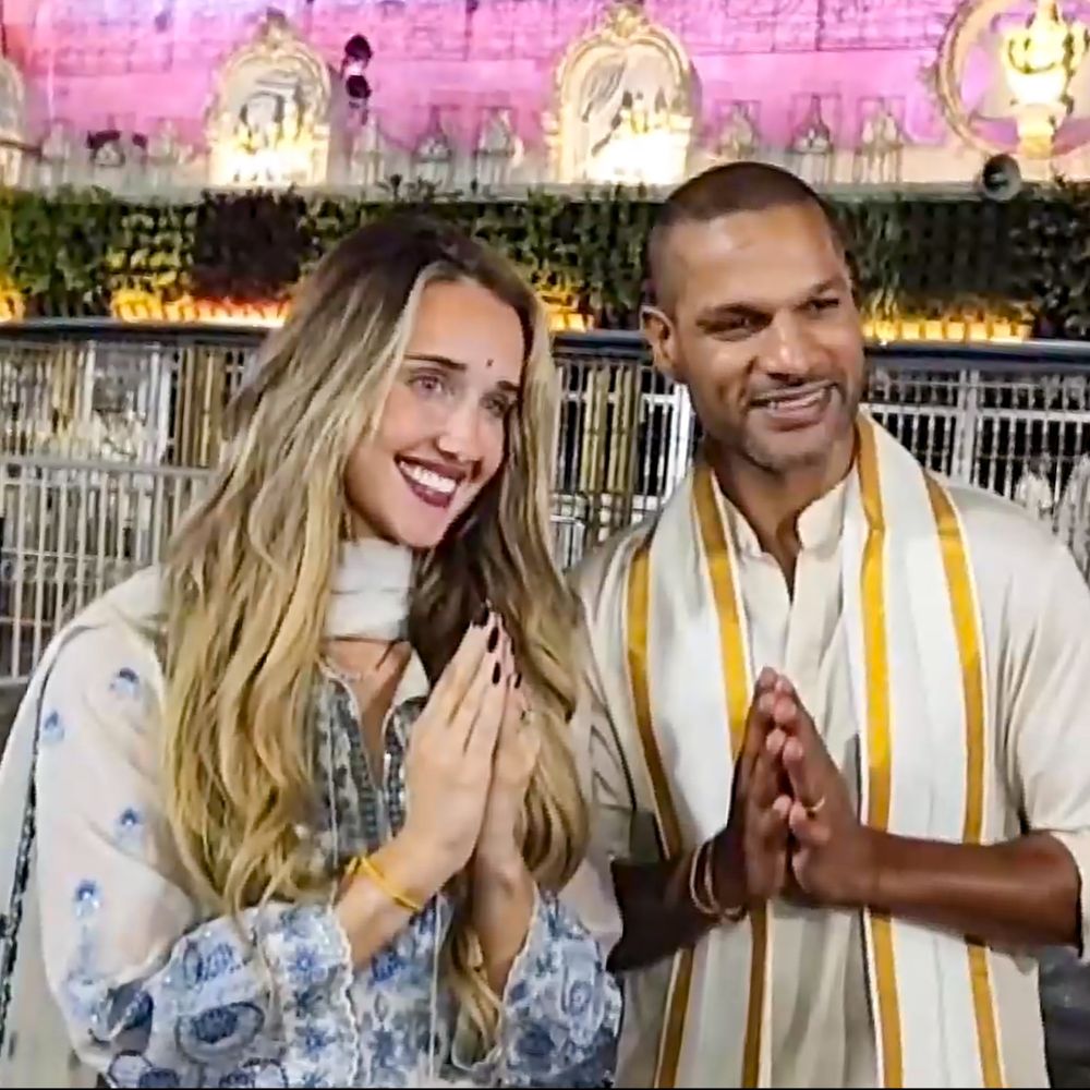 શિખર ધવન પત્ની સોફી શાઇન સાથે તિરુમલા પહોંચ્યા:ફેબ્રુઆરીમાં લગ્ન થયા હતા; પૂજા બાદ વ્યવસ્થાઓની પ્રશંસા કરી